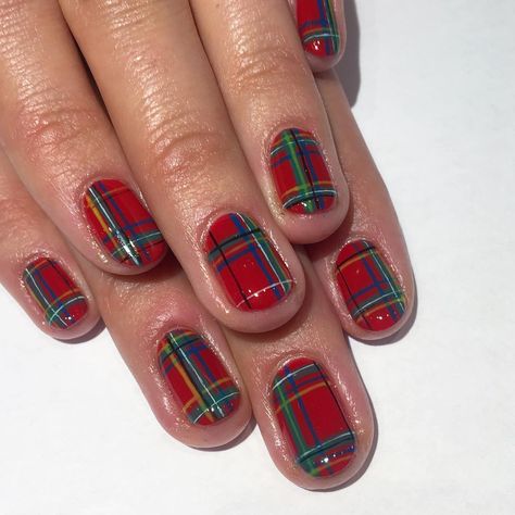 Christmas Nails Checkered, Christmas Nails Tartan, Tartan Nails Christmas, Christmas Tartan Nails, Tartan Christmas Nails, Tartan Nail Art, Red And Black Plaid Nails, Christmas Nails Plaid, Plaid Nails Christmas