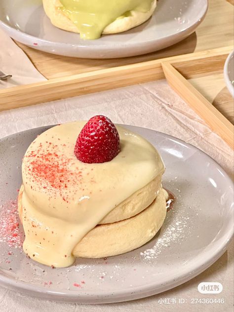 Soufflé Pancakes, Souffle Pancake, Pancake Aesthetic, Japanese Souffle Pancakes, Japanese Souflee Pancakes Recipe, Fluffy Japanese Souffle Pancakes Recipe, Souffle Pancakes Aesthetic, Korean Souffle Pancake, Strawberry Souffle Pancakes