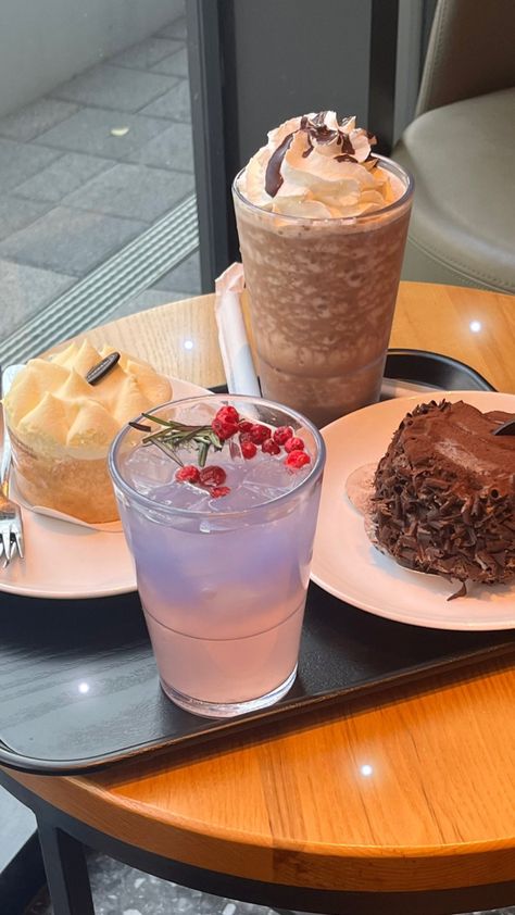 #drinks #food #cafe #foodlover Street Food Business, Sweet Cafe, Food Cafe, Drinks Bar, Kawaii Food, Cute Desserts, Food Snapchat, Food Obsession, Cafe Food