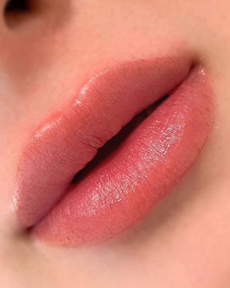 Aquarell Lips – volle Lippen ganz ohne Spritze? Was die Behandlung kann Sanft gefärbte Lippen in soften Tönen statt harter Konturen, die den Mund umranden – Aquarell Lips sind aktuell der ultimative Trend in Sachen Permanent-Make-up. Die Technik, auch Powder Lips genannt, intensiviert die Lippenfarbe und verleiht gleichzeitig der Mundpartie ein natürliches, frisches Aussehen. Voluminöser wirkende, zart getönte Lippen, und das dauerhaft – davon träumen viele Frauen. Wer von Natur aus nicht d... April 7, Jennifer Aniston, Makeup Looks, Vision Board, Make Up, Lips, Makeup, On Instagram, Quick Saves