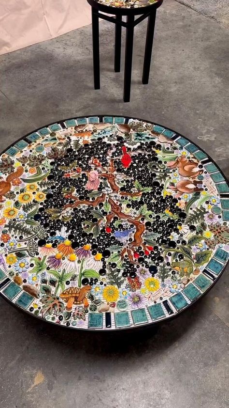 Mosaic Glass Tile Art, Mosaic Art Table, Mosaic Rocks Garden, Mosaic Tables Ideas, How To Mosaic, Mosaic Table Diy, Mosaic Projects For Beginners, Tile Mosaic Table, Garden Mosaic Projects