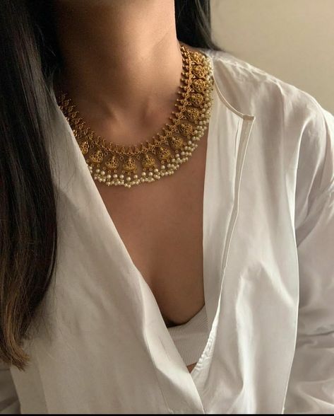 Minimal Wedding Jewelry Indian, Simple Gold Necklace Designs, Jewelry Necklace Simple, Wedding Jewelry Sets Bridal Jewellery, Indian Wedding Jewelry Sets, Neck Pieces Jewelry, Fancy Jewelry Necklace, Pretty Jewelry Necklaces, Gold Jewelry Simple Necklace