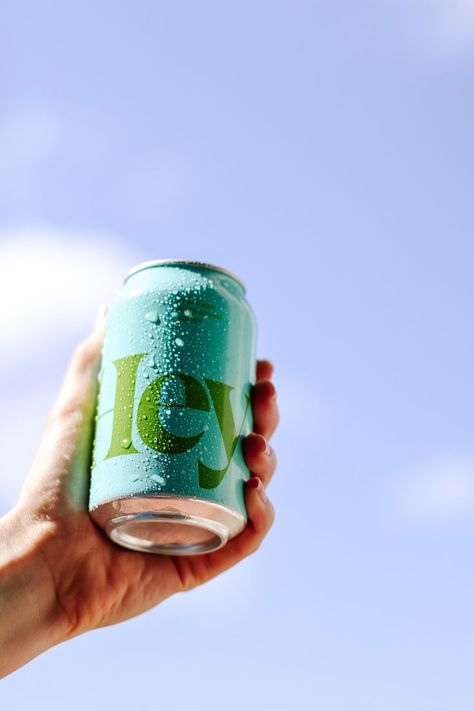 Cans Photography Drink, Beverages Photography Ideas, Can Beverage Photography, Beverage Photography Ideas Outdoor, Drink Can Product Photography, Creative Drink Photography, Beverage Can Photography, Soft Drink Photography, Drink Can Photography