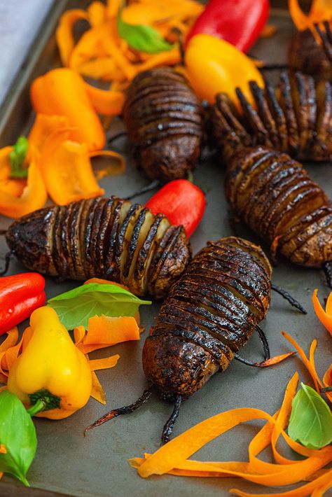 Hasselback Potato Bugs - Nibbles and Feasts Potato Bugs, Scary Halloween Food, Spooky Dinner, Halloween Food Dinner, Vegan Halloween, Healthy Halloween Snacks, Spooky Food, Hasselback Potatoes, Fun Halloween Food