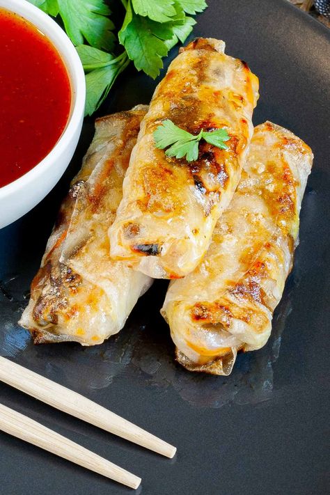 These vegan egg rolls have a delicious filling of carrots, cabbage, scallion, and mushrooms wrapped in crunchy rice paper wrappers. You can prepare the filling in 10 minutes and bake the whole batch in one in 20 minutes. Or deep-fry or air-fry them for a couple of minutes. Spring Rolls Recipe Rice Paper, Rice Paper Egg Rolls, Rice Paper Rolls Fillings, Rice Paper Egg, Rice Paper Rolls Recipes, Rice Paper Spring Rolls, Vegan Egg Rolls, Crunchy Rice, Rice Wrappers