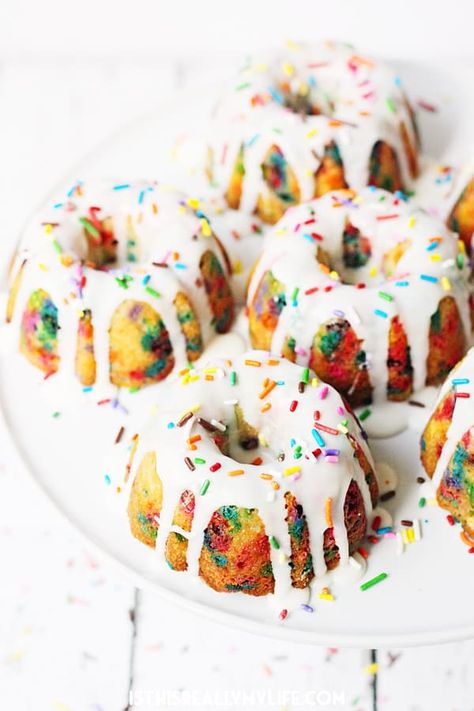 Mini funfetti bundt cakes with vanilla glaze are a fun party dessert. Perfect topped with a scoop of ice cream, whipped cream, more sprinkles and a cherry! Funfetti Bundt Cake, Mini Bunt Cake, Mini Bundt Cakes Recipes, Mini Bundt, Cookies Bars, Mini Bundt Cakes, Vanilla Glaze, Dessert Party, Bundt Cakes Recipes