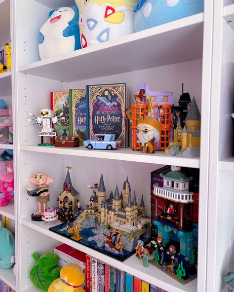 shelfie sunday ⋆✴︎˚｡⋆ a little love for the harry potter shelves ⚡️ Harry Potter Collection Room, Harry Potter Bookshelf Display, Harry Potter Lego Display, Harry Potter Shelves, Harry Potter Lego Display Ideas, Harry Potter Collection Display, Harry Potter Bookshelf, Harry Potter Display, Lego Display Ideas