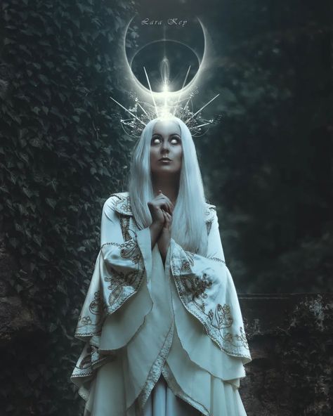 High Priestess Aesthetic Art, High Priestess Outfit, High Priestess Costume, Dnd Priestess, High Priestess Aesthetic, Fantasy Priestess, High Priestess Art, Priestess Aesthetic, Priestess Costume