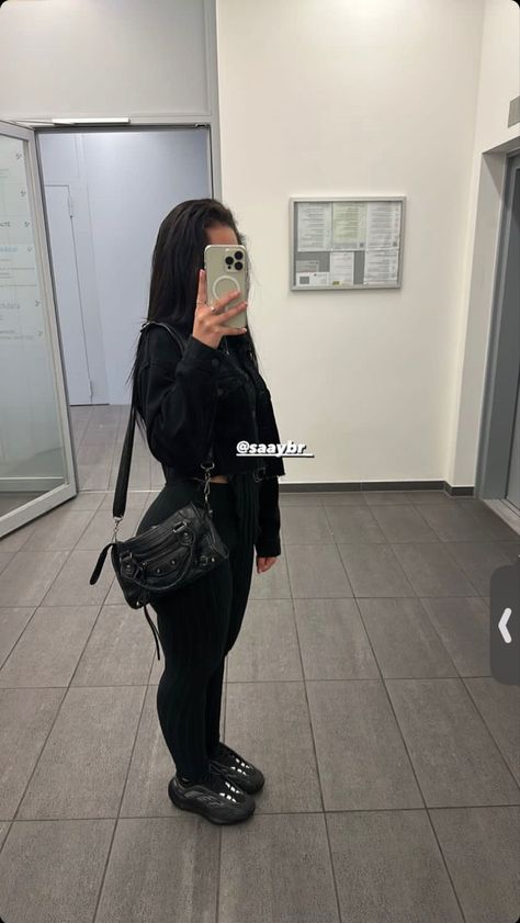 Yeezy Shoes Outfit, Huaraches Outfit, Yeezy Outfit Women, Winter Baddie, Yeezy Outfit, Car Poses, Aesthetic Streetwear, Yeezy 700, Cold Outfits