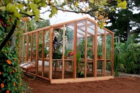 Small, beautiful little greenhouse.  Hopefully my hubby will build it for me someday...I'm pretty sure he doesn't want me around a hammer, let alone a tablesaw. Greenhouse Diy, Plant Watering System, Greenhouse Supplies, Best Greenhouse, Polycarbonate Greenhouse, Build A Greenhouse, Home Greenhouse, Wooden Greenhouses, Greenhouse Growing