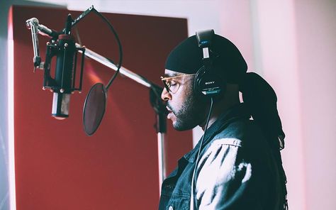 A singer in a record studio singing behind a recording microphone. Dj Headphones, Freestyle Rap, Singing Tips, Latest Gadgets, Recording Artists, Music Producer, Recording Studio, Hip Hop Music, Best Funny Pictures