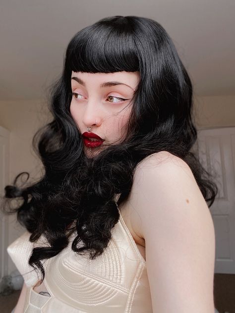 Betty Bangs, Alt Hair, Hair Aesthetics, Goth Hair, Photographie Portrait Inspiration, Short Fringe, Bettie Page, Foto Poses, Vintage Hair