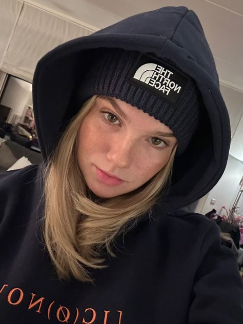 North Face Hat Outfit, Nike Beanie Outfits, The North Face Beanie Outfit, Ice Cap Outfit, North Face Beanie Outfit, Carhartt Beanie Outfits, Hoodie And Beanie Outfit, Beanie And Hoodie Outfit, Carhartt Cap Outfit