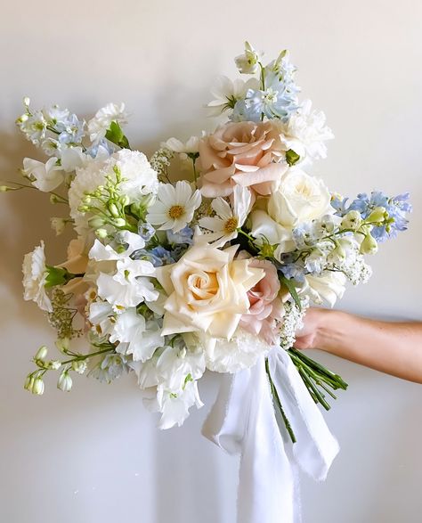 Small Wedding Bouquets, Simple Wedding Bouquets, Bridal Bouquet Spring, Neutral Wedding Flowers, Pastel Wedding Flowers, Pastel Bouquet, White Bridal Bouquet, Bouquet Inspiration, Floral Arrangements Wedding