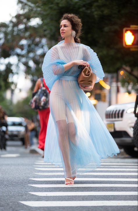 Sheer Dresses Outfit, Maxi Skirt Fashion, Tulle Fashion, Nyfw Outfits, Quoi Porter, Fashion Couture, Fashion Project, Nyc Fashion, Look Cool