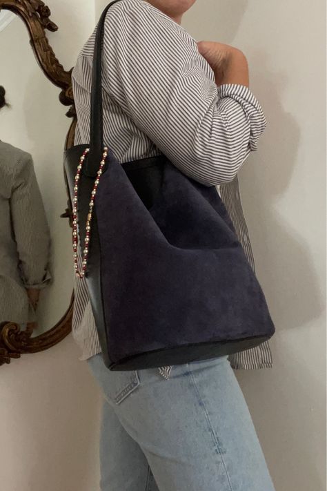 J crew navy Berkeley bucket bag outfit, how to style a bucket bag, bucket bag outfit ideas, fall outfit ideas Jcrew Bucket Bag, J Crew Berkeley Bucket Bag, Bucket Bag Outfit, Bucket Bags Outfit, Bag Outfit Ideas, Tote Bag Outfit, Outfit Ideas Fall, Bucket Tote Bag, Millennials Fashion