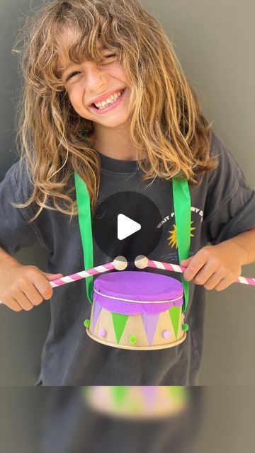 Linda on Instagram: "Beat the drum! A step-by-step reel to making your own toy drum. This project requires very few skills to make but will receive a cheerful standing ovation -or better yet, a well-deserved drum roll! Materials:  Poké bowl Colored paper Pompon  Satin ribbon Paper straws Wooden balls Glue and Scissors Hope you enjoy it!  #diycrafts #reuso #sustentabilidade #kidscraftsideas  #brinquedodesucata #diytoys #criança #theartofslowliving #ministylemag #sustainablecraft #wearethehomemakers #diyideas #partyideasforkids #bastelnmitkindern  #summeractivities #simplycraft #letskeepkidsbusy #cardboardcrafts #wearecardboardfolk #backtoschoolcraft #backtoschool" Christmas Drum Diy, Diy Drums For Kids, Diy Instruments For Kids, Diy Drum, Drum Craft, Diy Drums, Drums For Kids, Ribbon Paper, Toy Drum