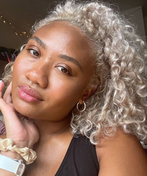 Yes, You Can Bleach Your Curls Platinum & Keep Them Healthy — Here’s How #refinery29uk Bleach For Hair, Platinum Curly Hair, Long Term Memory, Best Hair Color Ideas, Blonde Afro, African American Hair Care, Short White Hair, White Blonde Hair, Mixed Curly Hair