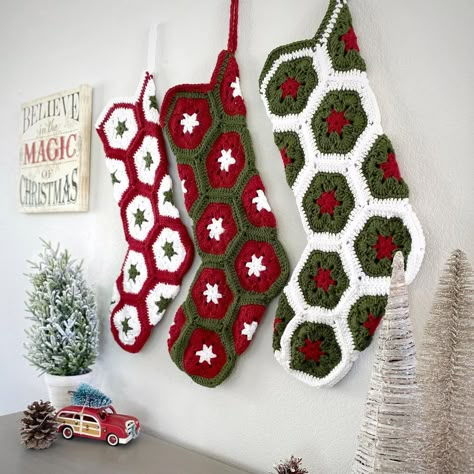 Kelly Martinelli on Instagram: “🌲 Working up the fourth stocking in the set - the last color combo! These stockings came together pretty well - such a classic retro vibe…” Hexagon Granny Square Stocking, Cute Christmas Stocking Ideas, Crochet Stocking Granny Square, Retro Christmas Stocking, Crochet Stocking Pattern, Crochet Stockings Christmas, Diy Christmas Stockings, Granny Square Stocking, Cute Christmas Stockings