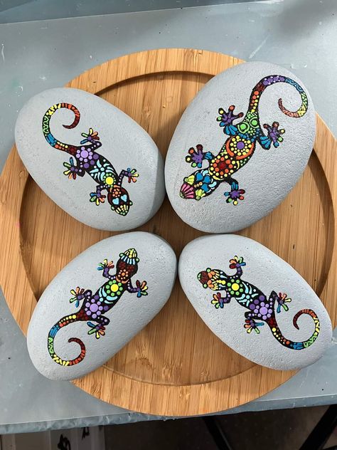 Painting Ideas For Summer, Gratitude Rocks, Cashew Crunch, Mandela Rock Painting, Painted Stones Ideas, Garden Rock Art, Mandala Painted Rocks, Diy Rock Art, Painted Rock Animals