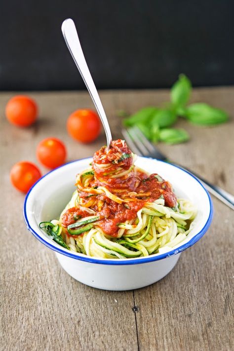 Zucchini Spaghetti (Zoodles) with Marinara Sauce Paleo Pasta Recipe, Zucchini Bolognese, Vegetable Spaghetti, Zucchini Spaghetti, Zoodle Recipes, Marinara Sauce Homemade, Diner Recept, Spiralizer Recipes, Homemade Marinara