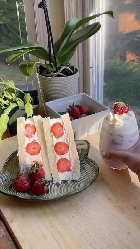 Cottagecore Food, Fruit Sandwich, Strawberry Dessert, Tasty Videos, Japanese Recipes, Strawberry Desserts, Idee Pasto Sano, Fun Baking Recipes, Food Videos Desserts