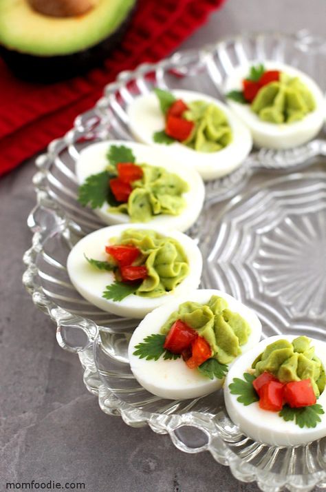 Christmas Deviled Eggs, Best Christmas Appetizers, Devilled Eggs Recipe Best, Deviled Eggs Easy, Healthy Avocado, Keto Holiday, Keto Christmas, Christmas Recipes Appetizers, Decorações Com Comidas