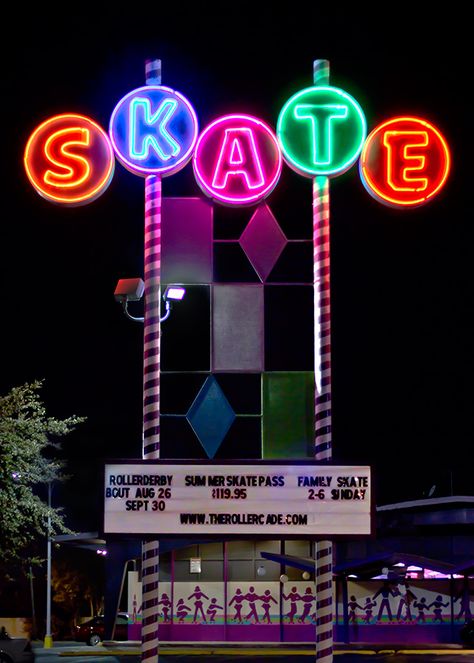 Retro Skating Rink, Roller Skating Rink Design Ideas, Skate Shop Design, Skating Rink Aesthetic, Skating Rink Design, 80s Roller Rink, Roller Skate Rink, Retro Diner Decor, Roller Disco Party