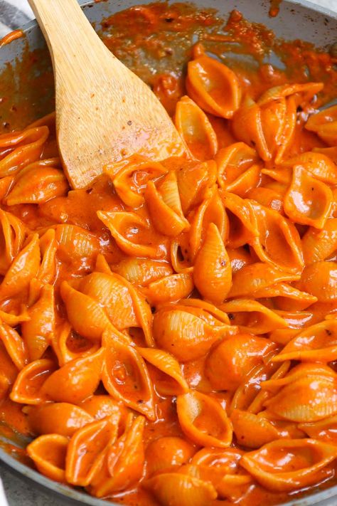 Gigi Hadid Pasta Recipe, Hadid Pasta Recipe, Spicy Pasta Sauce, Gigi Hadid Pasta, Hadid Pasta, Pasta Tiktok, Spicy Pasta Recipes, Aesthetic Pasta, Pasta Aesthetic