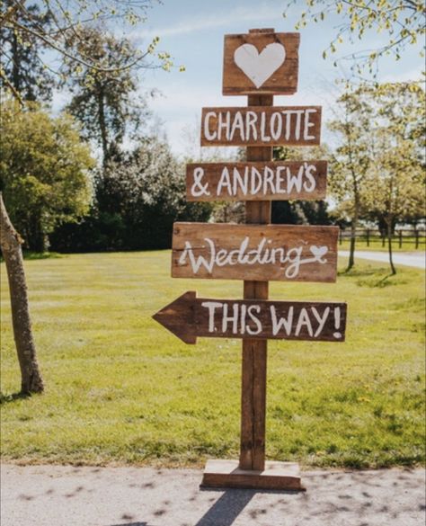 Diy Wedding Arbor, Boho Chic Wedding Cake, Wedding Direction Signs, Dyi Wedding, Wedding Directions, Rusting Wedding, Forest Theme Wedding, Wedding Furniture, Unique Wedding Decor