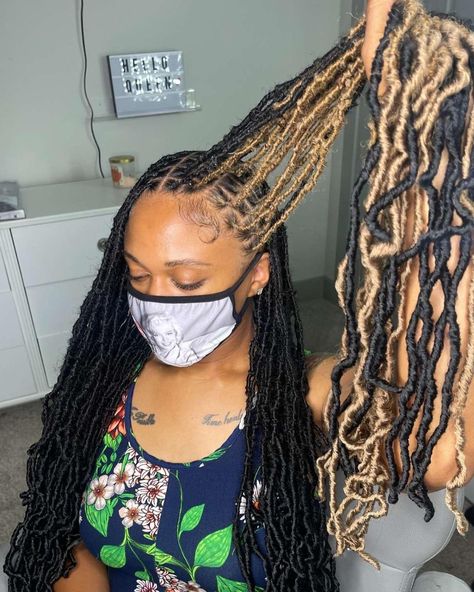 Skunk Faux Locs, Skunk Stripe Twist, Faux Locs With Skunk Stripe, Skunk Strip Knotless Braids, Skunk Patch Knotless Braids, Skunk Stripe Butterfly Locs, Faux Locs Skunk Stripe, Skunk Stripe With Braids, Skunk Stripe Island Twist