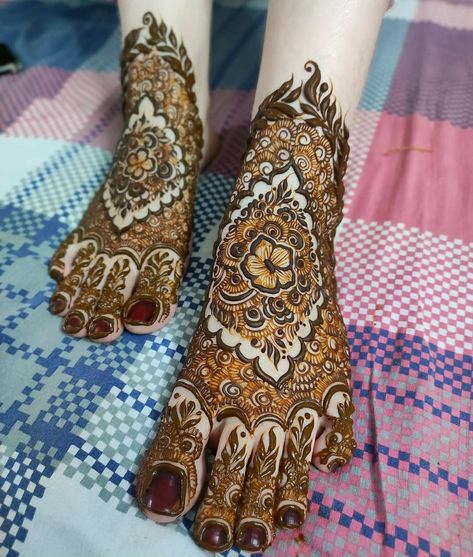 Love it ❤😍 Pair Mehndi Design Bridal, Foot Design Mehndi, Anniversary Mehendi, Feet Mehandi, Feet Mehendi, Leg Mehendi, Legs Mehndi, Leg Henna, Khafif Mehndi Design