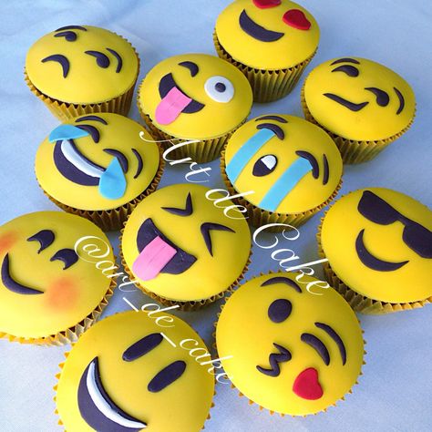 Emoji cupcake Emoji Cakes, Adorable Emoji, Emoji Cupcake, Emoji Cupcakes, Emoji Cake, Emoji Birthday Party, Cupcake Wars, Emoji Party, Emoji Birthday