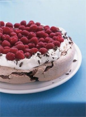 Raspberry Pavlova, Chocolate Pavlova, Chocolate Meringue, Pavlova Recipe, Anna Pavlova, Dessert Aux Fruits, Nigella Lawson, Köstliche Desserts, Chocolate Raspberry