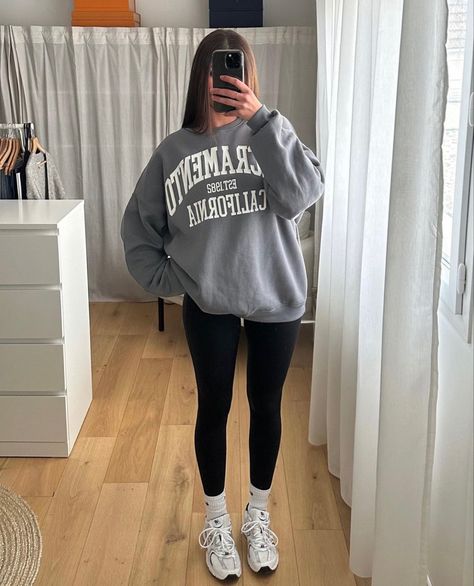 Big Sweater Outfit With Leggings, Leggings Crewneck Outfit, Baggy Leggings Outfit, Leggings And Baggy Shirt, Leggings And Jumper Outfit, Oversize Jumper Outfit, Oversized Crew Neck Outfit, Jumper And Leggings Outfits, Oversized Sweatshirt Outfit Women