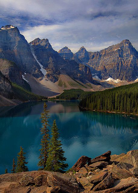 Moraine Lake, Banff, Alberta Lac Moraine, Banff National Park Canada, Maui Vacation, Canadian Rockies, Banff National Park, Places Around The World, Nature Pictures, Beautiful World, The Great Outdoors