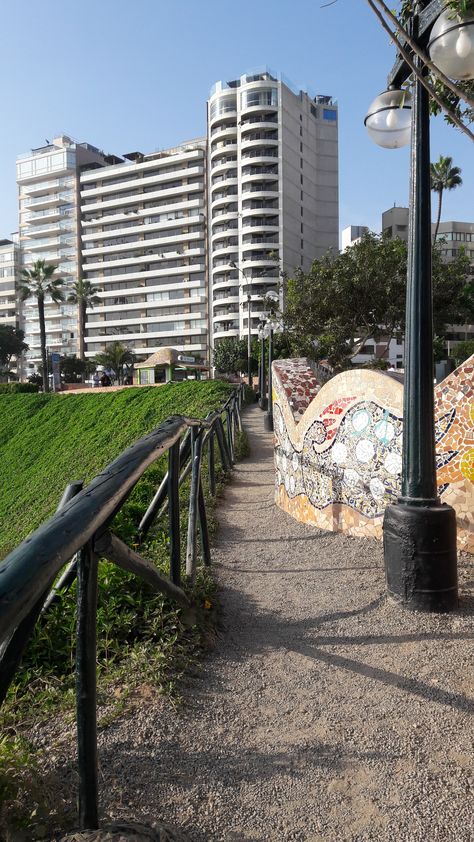 Parque Aesthetic, Lima Aesthetic, Backyard Landscaping Ideas Layout, Miraflores Lima Peru Aesthetic, Lima Travel, Miraflores Lima Peru, Small Backyard Landscaping Ideas, Lima Miraflores, Larcomar Lima Peru