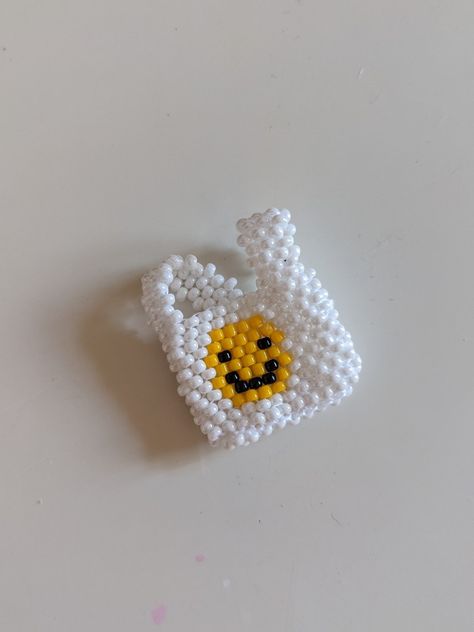 A white background with handmade bead bag with a yellow smiley face Beaded Smiley Face, Bead Shopping, Beaded Keychains Patterns, Smiley Face Beads, Bead People, Happy Smiley Face, Star Diy, Diy Keychain, Beaded Keychains