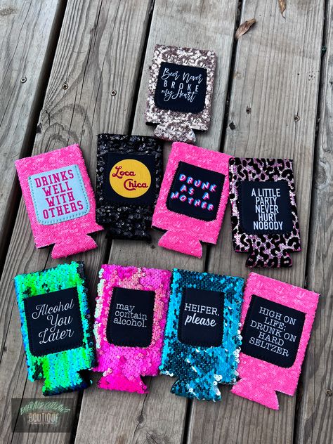 Koozie Ideas, Custom Coozies, Beer Coozie, Cricut Ideas, Western Wear, Drink Sleeves, Small Shop, Leather Craft, Western Fashion