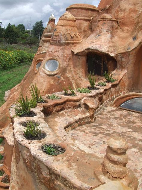 Earthship Exterior, Recycled Homes, Cobb Houses, Earthship Design, Cob House Plans, Earth Ship, Adobe Homes, Earth Houses, Earth Bag Homes