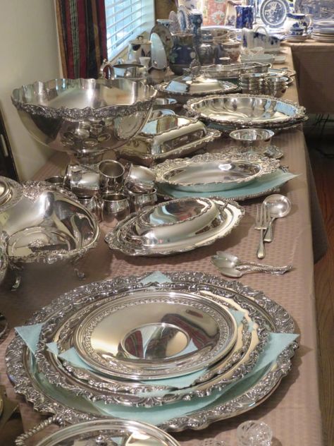 Silver Service Table Setting, Silver Crockery, Silver Dinner Set, Crystal Dinnerware, Silver Serveware, Hotel Flower Arrangements, Silver Home Accessories, Gift Shop Displays, Crockery Design