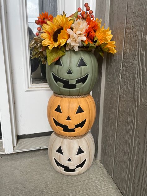 Plastic Pumkin Decoration Ideas Front Porches, Plastic Pumpkin Stack Front Porches, Stack Pumpkins Diy, Stacked Jack O Lanterns Diy, Pumpkin Bucket Diy, Pumpkin Tower Diy, Diy Fall Patio Decor, Diy Outdoor Fall Decorations, Fall Porch Ideas Diy