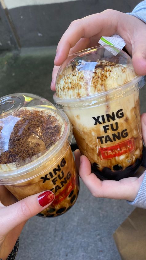 Brown sugar buble tea boba xing fu tang paris taiwan Xing Fu Tang, Brown Sugar Boba, Disney Themed Food, Big Snacks, Drinks Aesthetic, Boba Pearls, Bubble Tea Boba, Boba Drink, Bubble Milk Tea