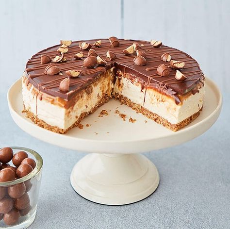 millionaire’s shortbread cheesecake | Horlicks Shortbread Cheesecake, Millionaires Cheesecake, Cheesecake Mix, Millionaire Shortbread, Gooey Caramel, Chocolate Malt, Chocolate Topping, Melted Butter, Dark Chocolate