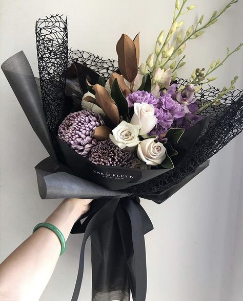 Floral Arrangements For Men, Flower Buke, Hand Bucket, Wrapping Flowers, Flowers Board, Florist Studio, Casket Flowers, Flower Shop Design, Flowers For Men