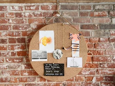 Hanging Round Bulletin Decorative Cork Board Ideas, Diy Cork Board Ideas, Cork Board Projects, Cork Board Ideas For Bedroom, Cork Board Ideas, Cork Board Tiles, Paint Cork, Wine Cork Board, Diy Cork Board