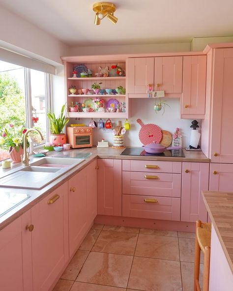 Alla inlägg • Instagram Retro Pink Kitchens, Yellow Kitchen Cabinets, Pastel Home Decor, Pastel Kitchen, Kabinet Dapur, Pastel House, Modern Home Interior Design, Dopamine Decor, Casa Vintage