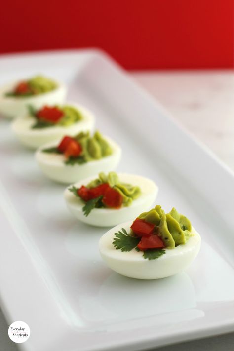 Christmas Holly Avocado Deviled Eggs - Everyday Shortcuts Christmas Deviled Eggs, Best Christmas Appetizers, Devilled Eggs Recipe Best, Deviled Eggs Easy, Healthy Avocado, Keto Holiday, Keto Christmas, Christmas Recipes Appetizers, Decorações Com Comidas