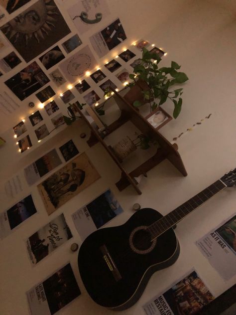 Guitar Display Wall Decorating Ideas, Guitar Decorating Ideas, Guitar Wall Aesthetic, Guitar In Room Aesthetic, Guitarist Room Aesthetic, Room Decor Guitar, Guitar On Wall Bedroom, Bedroom With Guitar, Guitar Bedroom Ideas