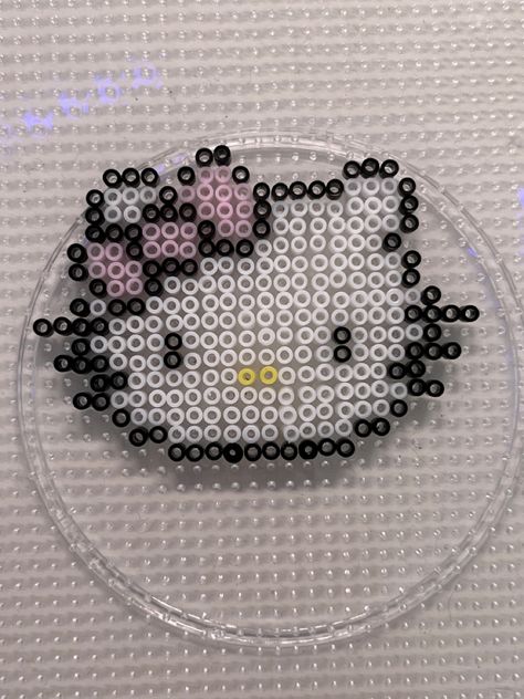 Hello Kitty Pearl Beads, Hello Kitty Melty Beads, Hello Kitty Bead Pattern, Coquette Perler Beads, Perler Bead Hello Kitty, Hama Pearls Ideas, Kawaii Perler Bead Patterns, Iron Beads Pattern, Sanrio Beads